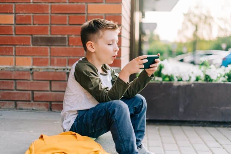 لماذا مهم للغاية مراقبة هواتف أطفالك الذكية